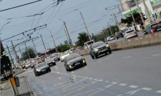 ACCIDENT pe Aurel Vlaicu! Biciclist spulberat de mașină pe podul IRA/ Trafic blocat