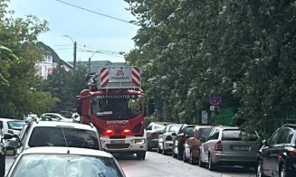 Furtuna a făcut ravagii în Cluj: Bucăți de acoperiș smulse, inundații și copaci doborâți