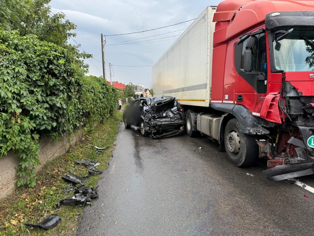 Accident GRAV în Bună Ziua, între o mașină și un TIR. O femeie a rămas încarcerată