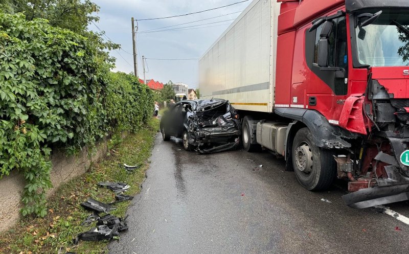 Accident GRAV în Bună Ziua, între o mașină și un TIR. O femeie a rămas încarcerată