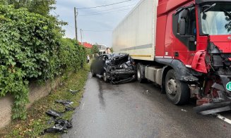 Accident GRAV în Bună Ziua, între o mașină și un TIR. O femeie a rămas încarcerată