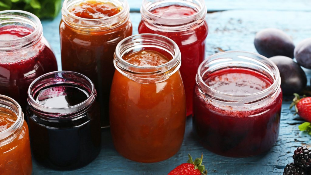 Îți pregătești borcanele pentru dulcețuri sau murături? Uite cu cât dau fructele și legumele producătorii în piaţa din Dezmir