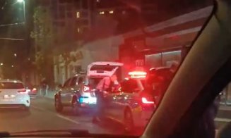 ACCIDENT pe Moților spre Mănăștur. Mașină Bolt, "șifonată" serios în urma impactului/ A intervenit SMURD-ul
