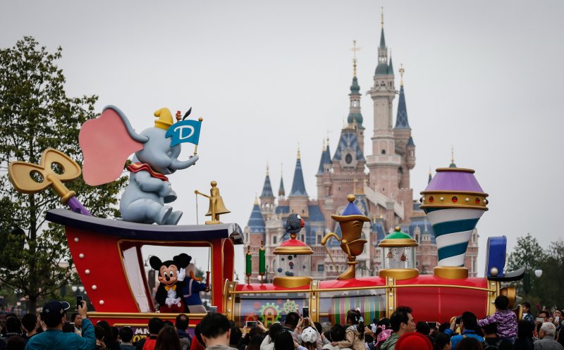Probleme în „paradis”. Angajaţii Disneyland votează pentru grevă
