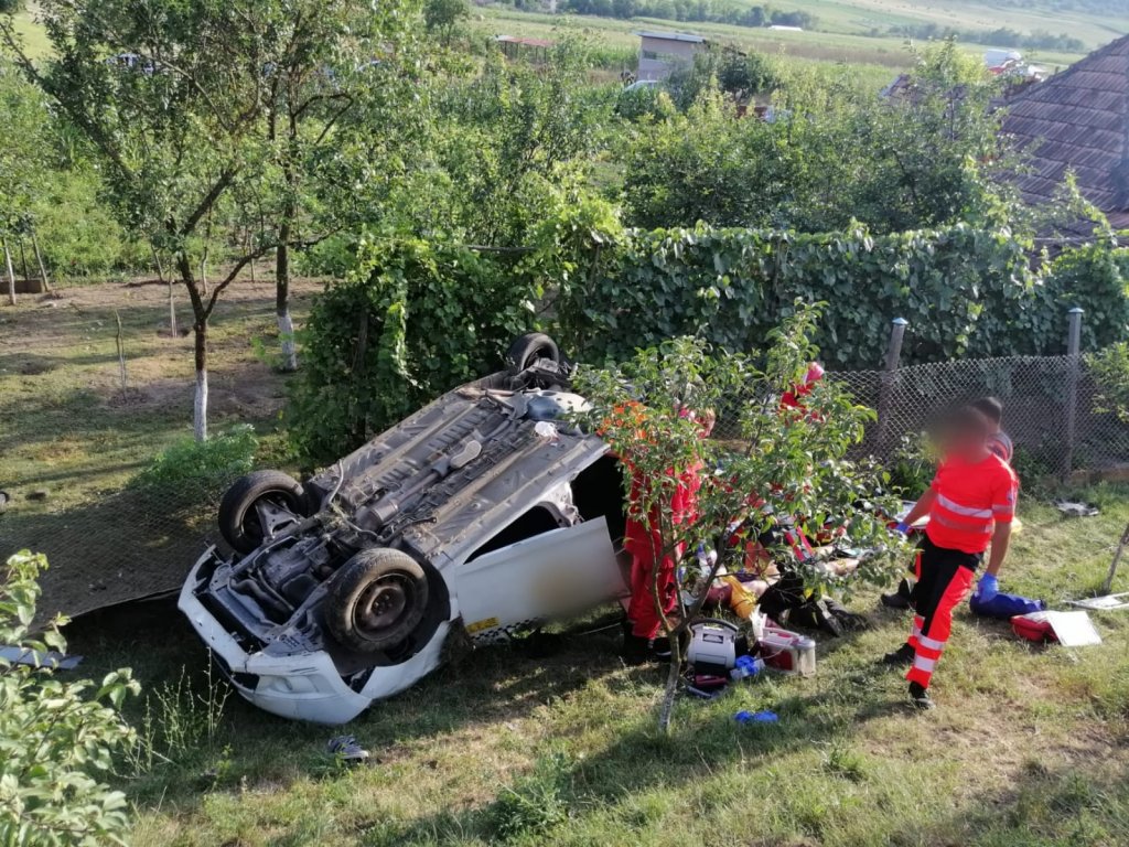 Accident grav în județul Cluj: Un tânăr a murit, iar o altă victimă a fost transportată la spital / Elicopterul SMURD, la fața locului