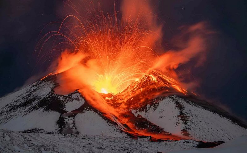 Trafic aerian SUSPENDAT pe Aeroportul din Catania, Sicilia. Vulcanul Etna a erupt din nou