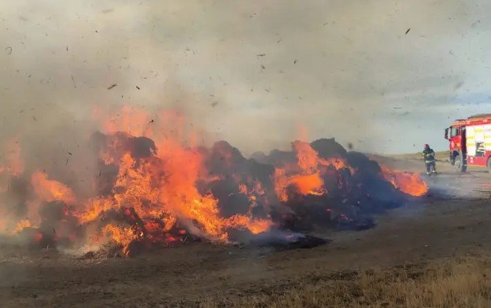 Incendiu în Cluj: Au ars cinci hectare de vegetație și 100 de baloți de paie