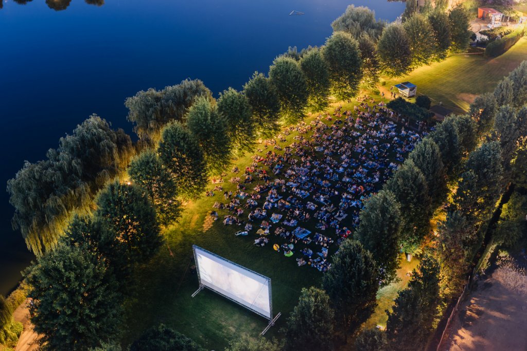 Bucură-te de seri magice de film și teatru de păpuși în Iulius Parc!