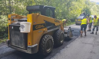 Reparații pe un drum pitoresc din zona de munte a Clujului