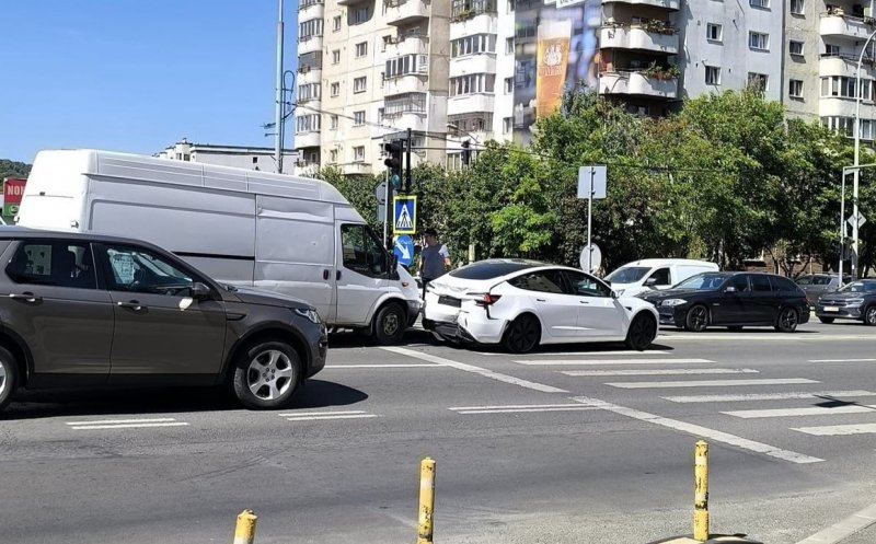 Accident în Mănăștur: O dubă a lovit o Tesla