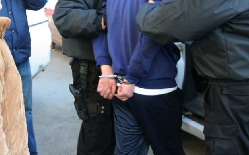 Panică la o sală de jocuri din Cluj: Bărbat înarmat cu un cuțit, căutat pentru agresiuni sexuale, imobilizat de jandarmi