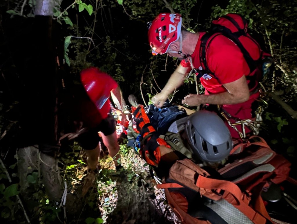Turistă germană salvată în Cheile Turzii, după ce a alunecat într-o râpă. Operațiunea a durat peste 6 ore
