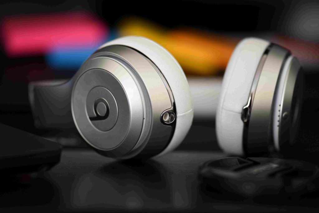 Kit-ul perfect pentru vacanța unui gamer: căști wireless și boxe portabile