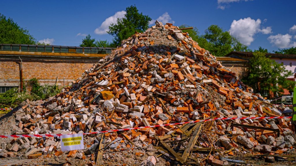 Dezmembrarea construcțiilor degradate de pe fosta platformă Carbochim se realizează prin procese sustenabile și cu utilaje de ultimă generație