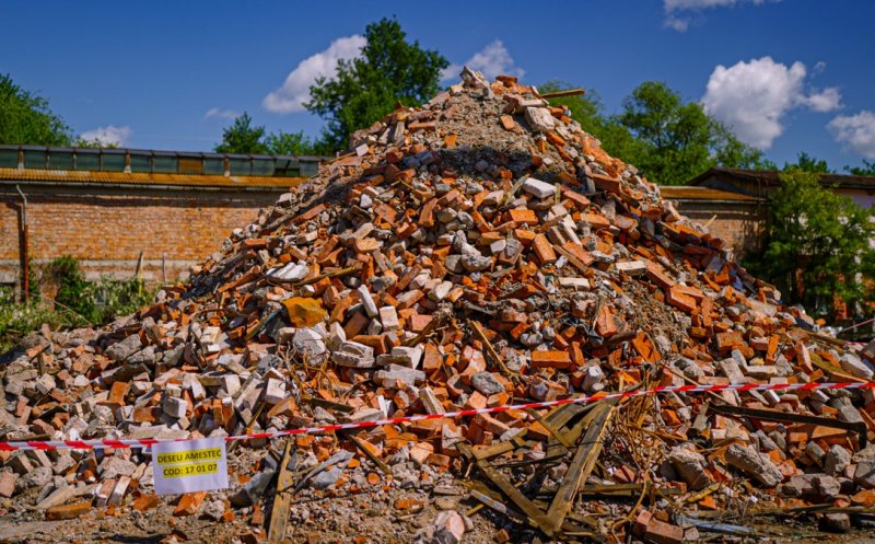 Dezmembrarea construcțiilor degradate de pe fosta platformă Carbochim se realizează prin procese sustenabile și cu utilaje de ultimă generație
