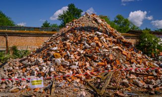 Dezmembrarea construcțiilor degradate de pe fosta platformă Carbochim se realizează prin procese sustenabile și cu utilaje de ultimă generație