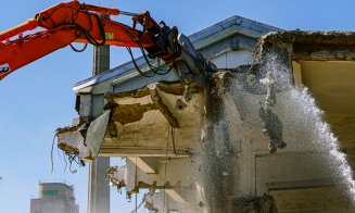 Dezmembrarea construcțiilor degradate de pe fosta platformă Carbochim se realizează prin procese sustenabile și cu utilaje de ultimă generație
