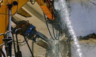 Dezmembrarea construcțiilor degradate de pe fosta platformă Carbochim se realizează prin procese sustenabile și cu utilaje de ultimă generație