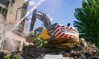 Dezmembrarea construcțiilor degradate de pe fosta platformă Carbochim se realizează prin procese sustenabile și cu utilaje de ultimă generație