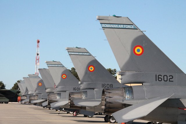 Zboruri de antrenament la înălțimi mici ale avioanelor militare pe întreg teritoriul României, inclusiv în Cluj. Nu vă alarmați!