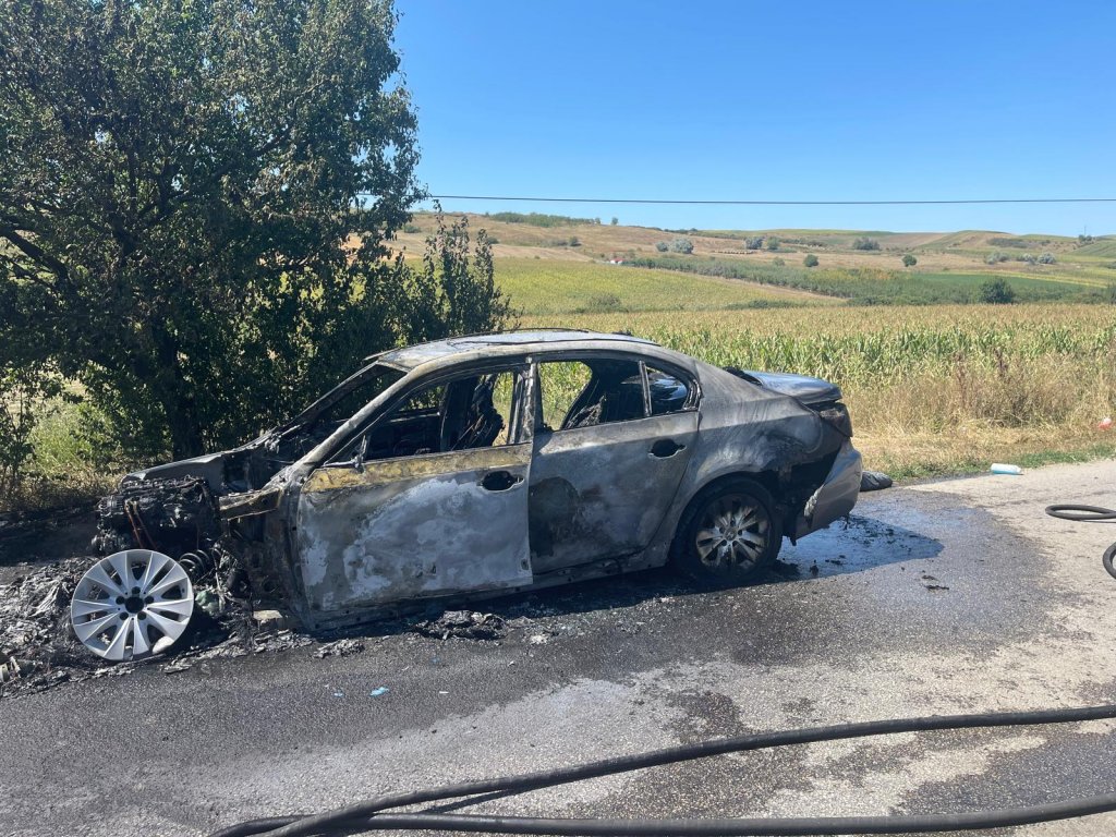 Incendiu violent pe un drum din Cluj. O mașină a fost distrusă complet