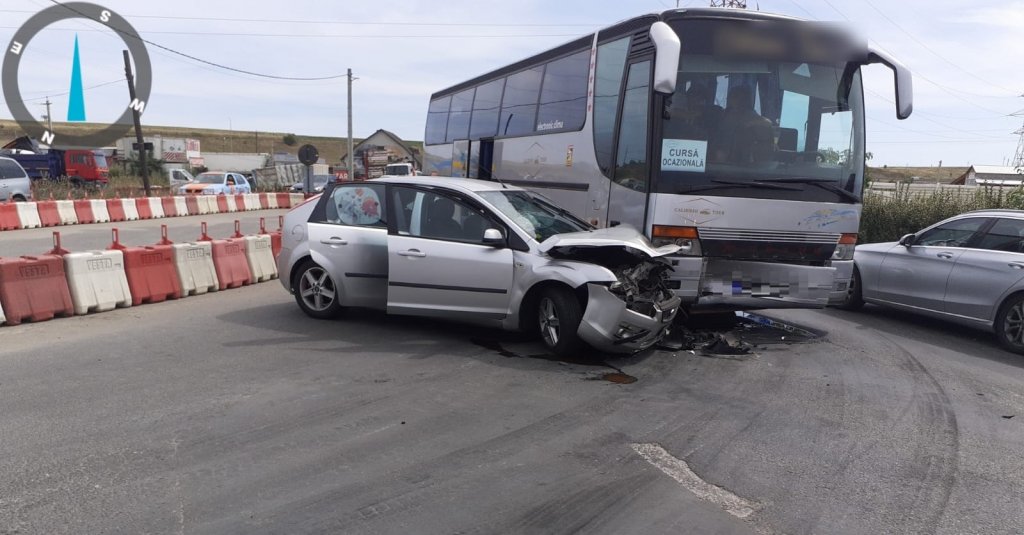 Autocar cu 39 de elevi, implicat într-un accident la intrare în Turda. O minoră și o femeie au fost transportate la spital