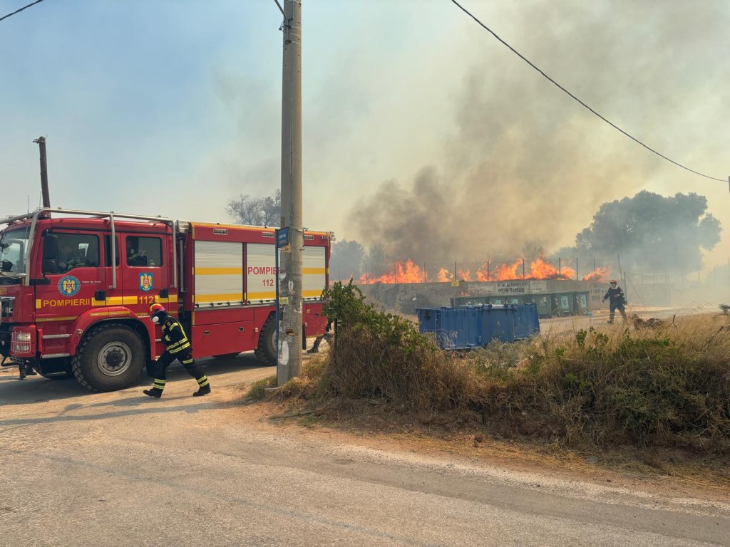 Pompierii români au plecat din nou în Grecia pentru a ajuta la stingerea incendiilor. Prima intervenție, în apropiere de Atena