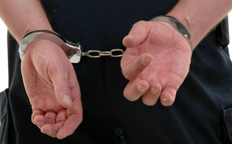 Doi bărbaţi şi o femeie, reţinuţi pentru lipsire de libertate, după ce au luat cu forţa o tânără de 15 ani dintr-un supermarket