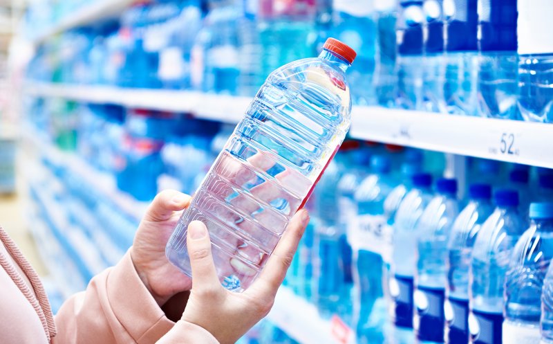 Probleme cu apa minerală naturală și de izvor. ANPC dat amenzi de 2 mil. lei. Ce nereguli a găsit Protecția Consumatorilor