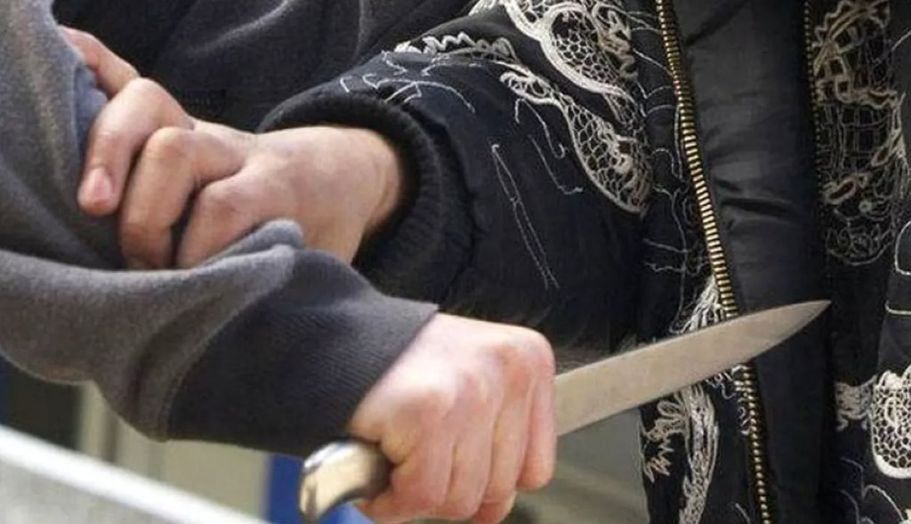 Două persoane arestate în cazul tânărului înjunghiat într-o stație de autobuz din Cluj-Napoca. Cum au acționat
