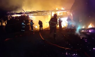 INCENDIU puternic într-o gospodărie din județul Cluj. Grajdul s-a făcut scrum