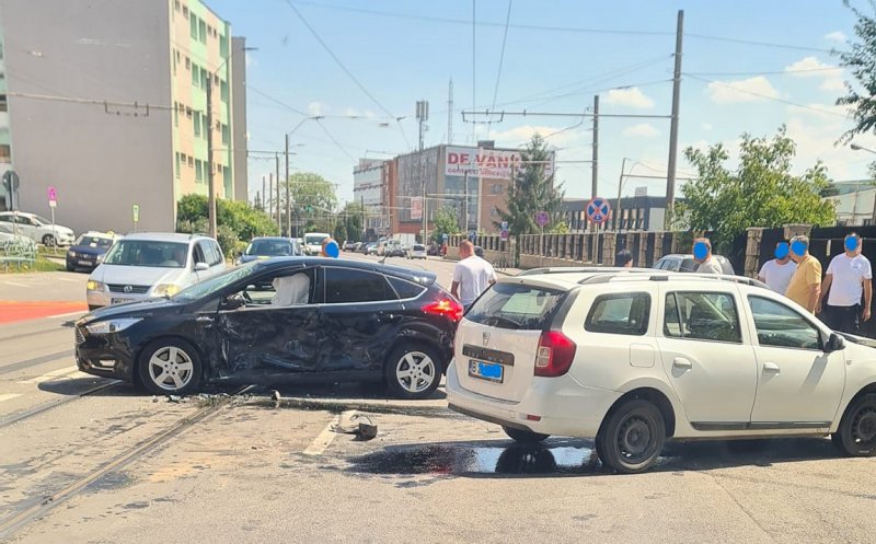 Coliziune între două mașini, pe un bulevard din Cluj-Napoca
