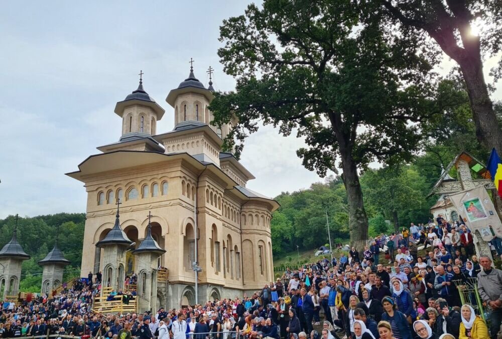 Tot ce trebuie să știi despre pelerinajul de la Nicula și despre hramul mănăstirii. Când va fi scoasă din biserică icoana făcătoare de minuni a Maicii Domnului