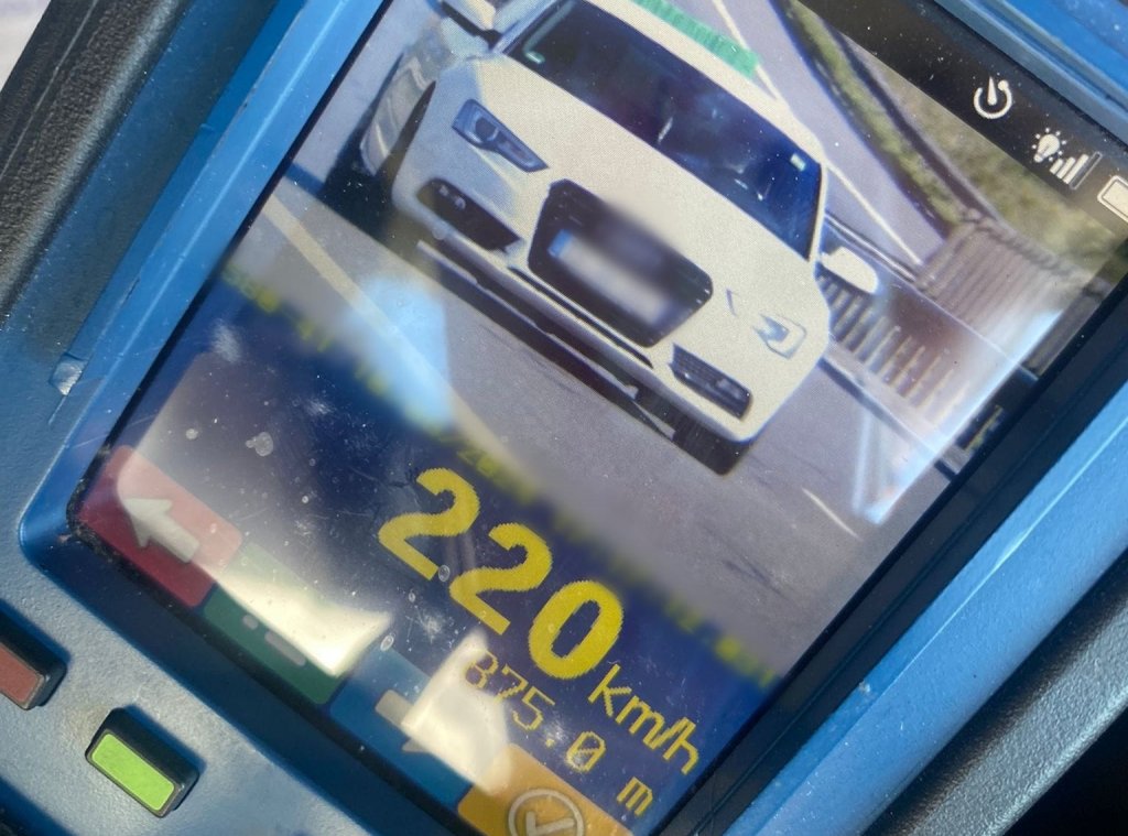 Șofer de 21 de ani prins cu 220km/h pe A3, în Cluj. Și-a luat adio de la permis, dar să vezi ce amendă are de plătit!