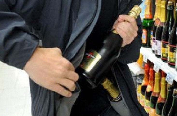 Doi tineri din Cluj, condamnați la închisoare după ce au furat vodcă și whisky dintr-un magazin