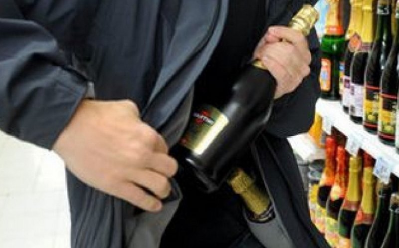 Doi tineri din Cluj, condamnați la închisoare după ce au furat vodcă și whisky dintr-un magazin