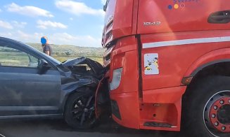 Coliziune între un TIR și o mașină pe Bulevardul Muncii din Cluj