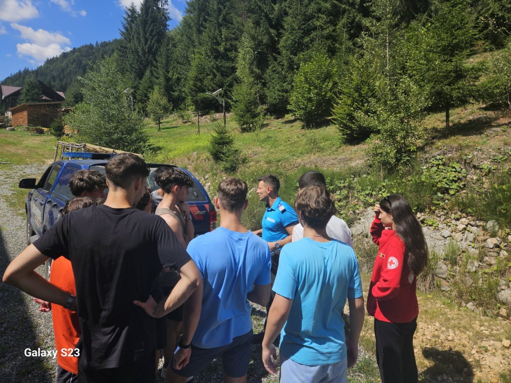 Jandarmii montani clujeni, în tabăra Crucii Roșii de la Valea Ierii / Lecţii despre apelul la 112 şi întâlnirile cu animalele sălbatice