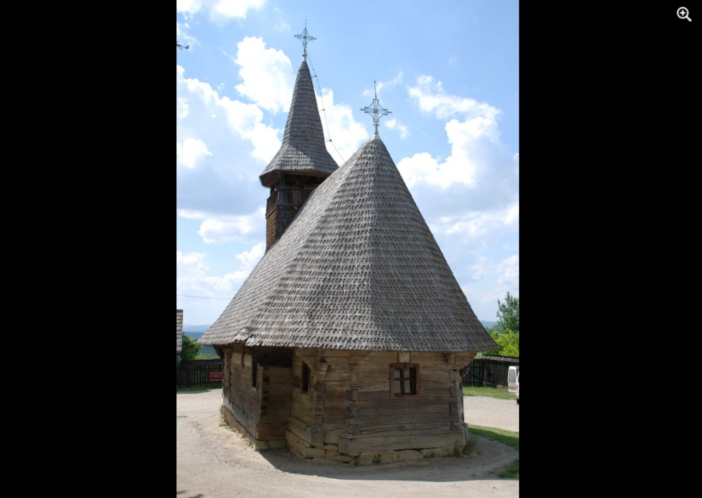 Biserica de lemn cu hramul „Adormirea Maicii Domnului” din incinta mănăstirii Nicula, o adevărată bijuterie istorică și spirituală