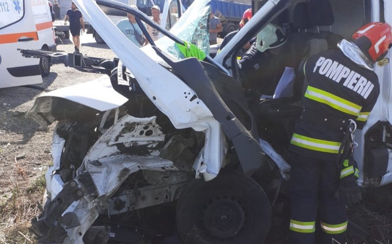 Cluj: Autoutilitară lovită de tren. Un bărbat a rămas încarcerat