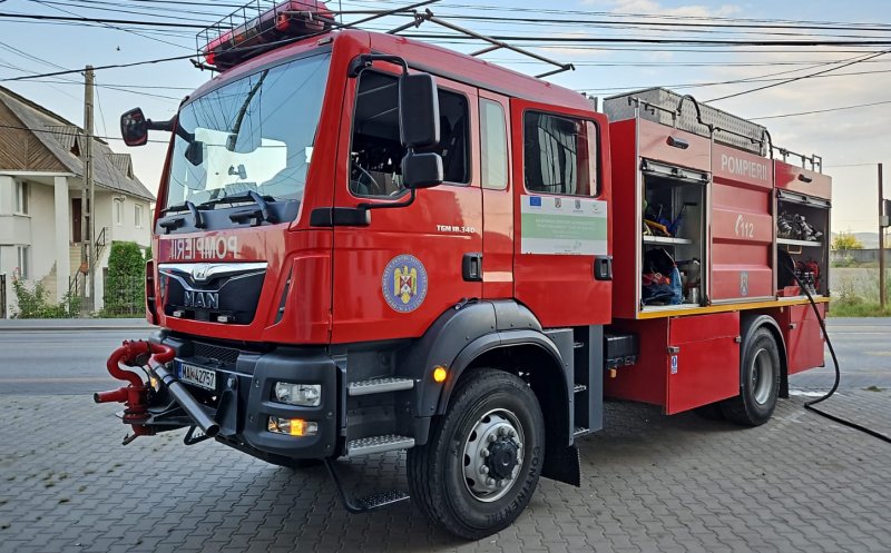 Incendiu într-un bloc din Dej. 15 locatari, evacuați, un bărbat a fost transportat la spital