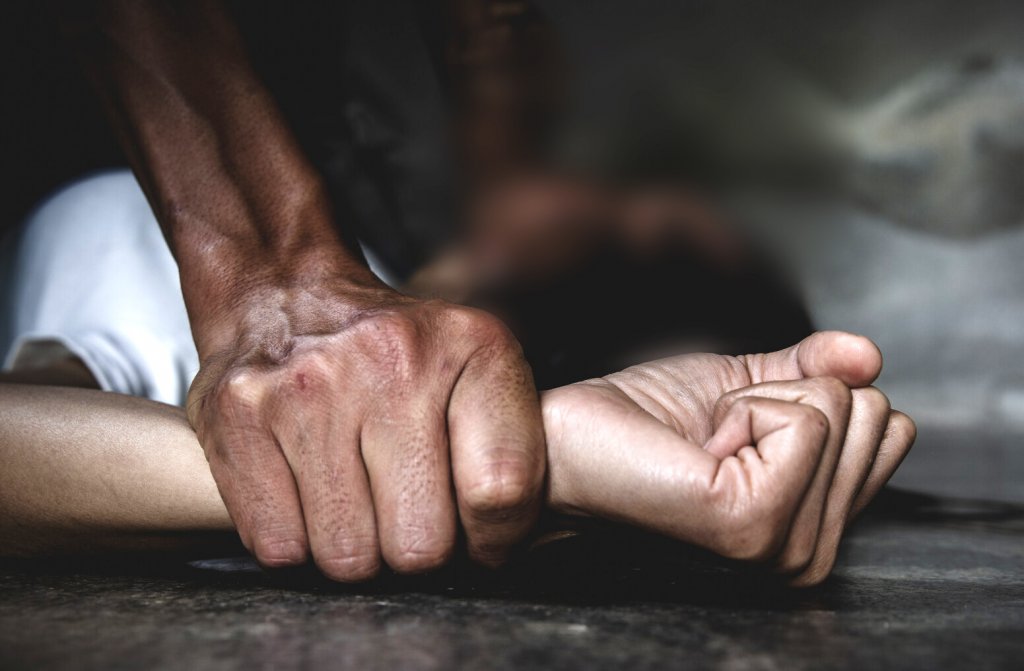 Doi tineri din judeţul Cluj au violat o persoană fără adăpost / 8 luni, până a venit condamnarea pentru agresiunea sexuală în grup