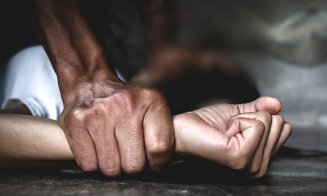 Doi tineri din judeţul Cluj au violat o persoană fără adăpost / 8 luni, până a venit condamnarea pentru agresiunea sexuală în grup