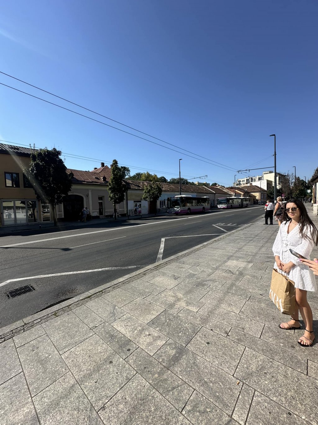 În Cluj-Napoca nu ar trebui să ne ascundem după stâlpi ca să avem parte de umbră în staţiile CTP