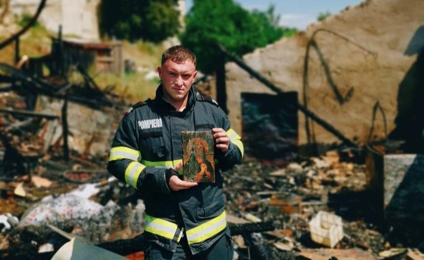 Icoana Maicii Domnului, supraviețuitoare într-un incendiu care a distrus o casă. Se afla în zona unde focul a făcut ravagii