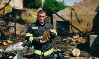 Icoana Maicii Domnului, supraviețuitoare într-un incendiu care a distrus o casă. Se afla în zona unde focul a făcut ravagii