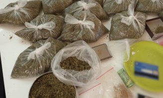„Fabrică” de droguri într-o locuință din Transilvania. Substanțele ajungeau și la minori. Două persoane au fost arestate preventiv
