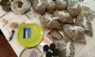 „Fabrică” de droguri într-o locuință din Transilvania. Substanțele ajungeau și la minori. Două persoane au fost arestate preventiv
