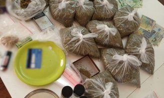 „Fabrică” de droguri într-o locuință din Transilvania. Substanțele ajungeau și la minori. Două persoane au fost arestate preventiv