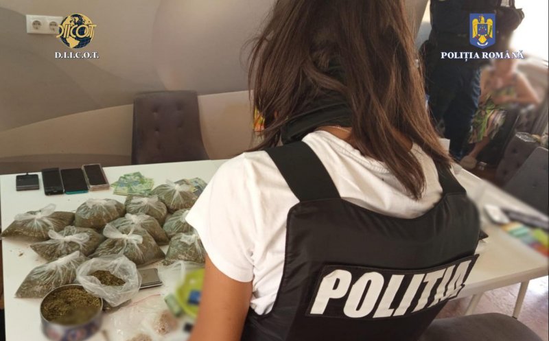 „Fabrică” de droguri într-o locuință din Transilvania. Substanțele ajungeau și la minori. Două persoane, arestate preventiv
